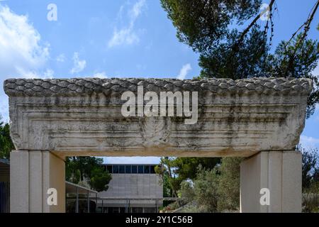 Architrave decorata con menorah e iscrizione ebraica Sinagoga Nabratein, Neburaya, alta Galilea. 564 CE. Architrave in pietra calcarea all'Israel Mu Foto Stock