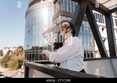 Elegante Ritratto di stile urbano con architettura moderna. Foto Stock