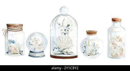 Set di souvenir di conchiglie in vasetti e matracci di vetro. Conchiglie di mare e stelle sotto il cappello di vetro. Rmacushka in palla di vetro e conchiglie in vaso. L'illustrazione è disegnata a mano. Adatto per disegni di carte marine e oceaniche, tessuti e scrapbooking Foto Stock