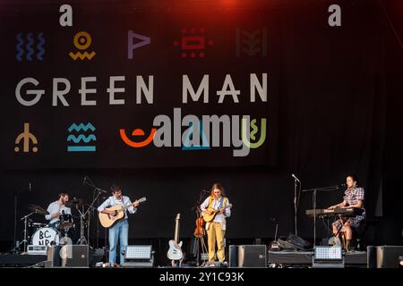 BLACK COUNTRY NEW ROAD, CONCERTO, 2024: Black Country, New Road suonano il Mountain Stage. 4° giorno del Green Man Festival 2024 al Glanusk Park, Brecon, Galles. Foto: Rob Watkins. INFO: Black Country, New Road è un gruppo rock sperimentale britannico noto per il loro suono eclettico, che unisce influenze post-punk, jazz e indie rock. La loro musica presenta arrangiamenti intricati, cambiamenti dinamici e testi introspettivi, esplorando temi di identità, ansia e vita moderna. Foto Stock