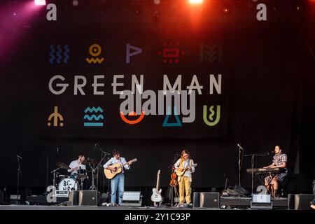 BLACK COUNTRY NEW ROAD, CONCERTO, 2024: Black Country, New Road suonano il Mountain Stage. 4° giorno del Green Man Festival 2024 al Glanusk Park, Brecon, Galles. Foto: Rob Watkins. INFO: Black Country, New Road è un gruppo rock sperimentale britannico noto per il loro suono eclettico, che unisce influenze post-punk, jazz e indie rock. La loro musica presenta arrangiamenti intricati, cambiamenti dinamici e testi introspettivi, esplorando temi di identità, ansia e vita moderna. Foto Stock