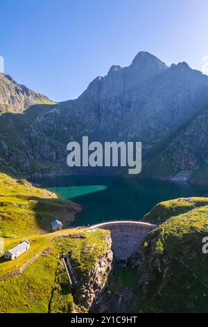 Vista aerea del monte Aga e del Lago del Diavolo in estate. Carona, Val Brembana, Alpi Orobie, Bergamo, Provincia di Bergamo, Lombardia, Italia, Europa. Foto Stock