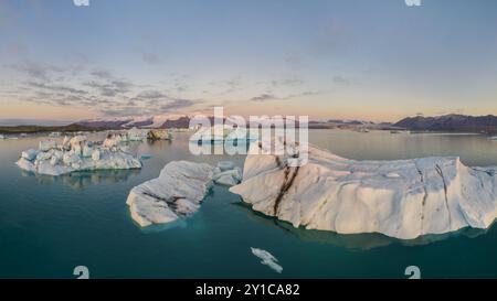 Vista panoramica degli Iceberg nella laguna di Jökulsárlón Foto Stock