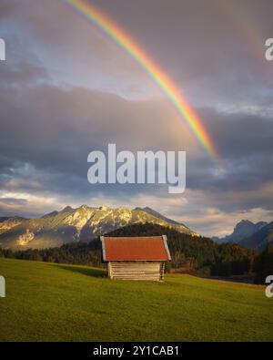 Arcobaleno sulle montagne bavaresi a Garmisch-Partenkirchen Foto Stock