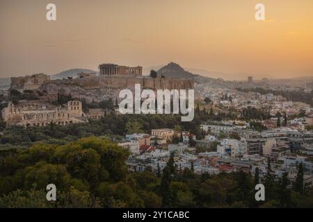 Alba sull'Acropoli ad Atene, Grecia, a maggio Foto Stock