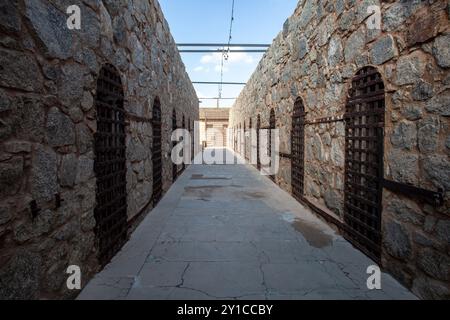 Mura di roccia e cancelli di ferro della prigione territoriale di Yuma Foto Stock