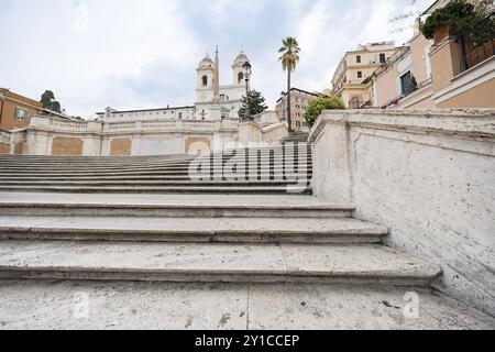 Piazza di Spagna storica che porta alla chiesa di Roma Foto Stock