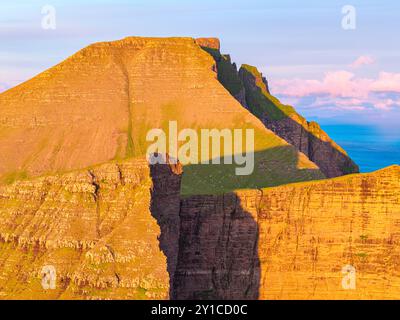 Drangarnir stack rock al tramonto, Isole Faroe Foto Stock