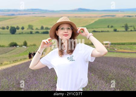 Bella donna in un campo di lavanda. Foto Stock