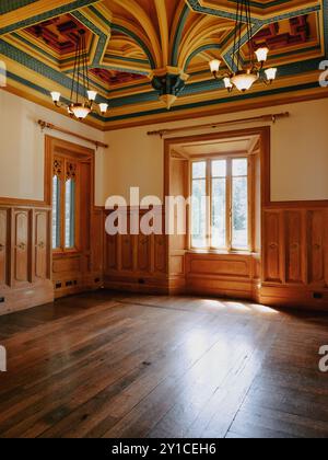 L'interno colorato del vuoto castello di Wray a Low Wray, Claife, Windermere, nel distretto dei laghi Cumbria, Inghilterra, Regno Unito Foto Stock