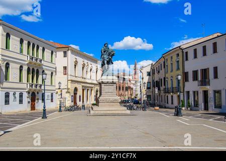 ROVIGO, ITALIA – 13 GIUGNO 2024: Piazza Garibaldi con la statua equestre di Giuseppe Garibaldi di Ettore Ferrari. Questa piazza centrale presenta la p Foto Stock