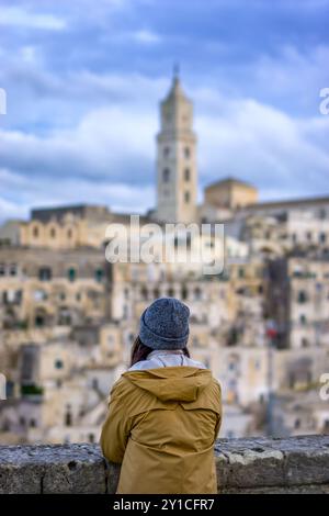 Retrovisione di donne che guardano all'antica città di Matera, Italia Foto Stock