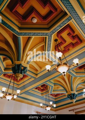 L'interno colorato del vuoto castello di Wray a Low Wray, Claife, Windermere, nel distretto dei laghi Cumbria, Inghilterra, Regno Unito Foto Stock
