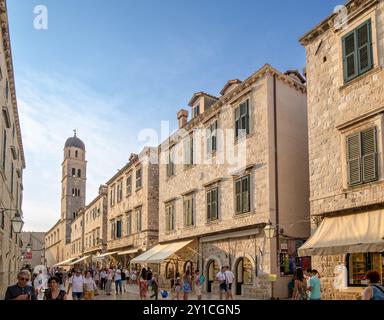 Stradun, la principale via pedonale del centro storico di Dubrovnik, Croazia, il 27 agosto 2024 Foto Stock