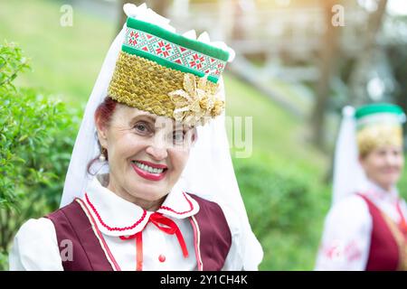 29 luglio 2023. Bielorussia. Il villaggio di Avtyuki. Una celebrazione della cultura bielorussa. Un'anziana donna slava in abiti nazionali bielorussi. Foto Stock