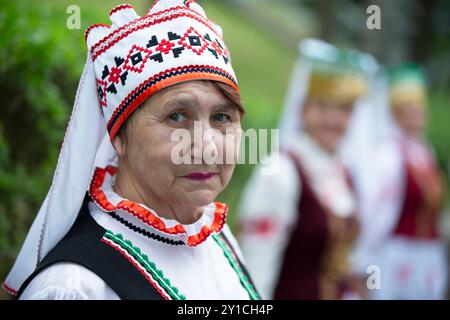 Una celebrazione della cultura bielorussa. Un'anziana donna slava in abiti nazionali bielorussi. Foto Stock