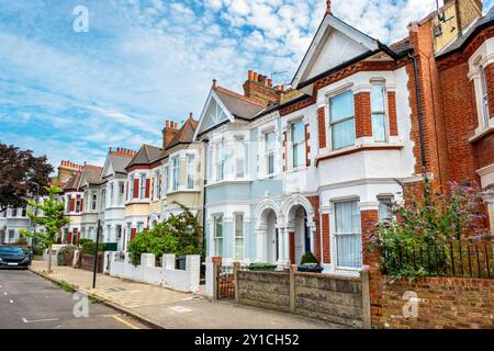 Strada con tradizionali case a schiera. Londra. Inghilterra Foto Stock