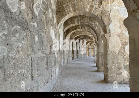 Gli archi in rovina dell'interno di una chiesa, la città antica, le rovine dell'ingresso del tempio, il cantiere navale, la parete dell'anfiteatro e la finestra di costruzione in pietra Foto Stock