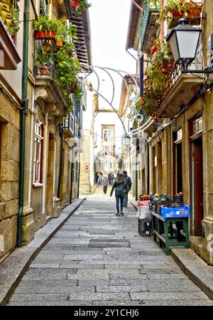 Via medievale di Santa Maria a Guimaraes, Portogallo Foto Stock