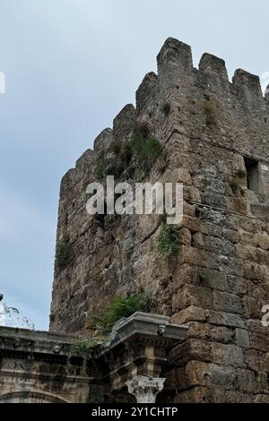 Anfiteatro romano in un antico castello cittadino, dettaglio di antiche mura in pietra, colonne, scale, storico edificio sociale monumentale curvo teatro all'aperto Foto Stock