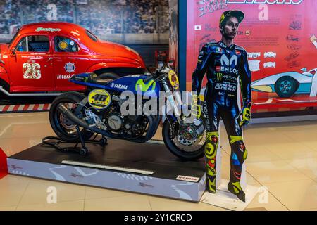 Una moto da corsa personalizzata Yamaha FJ1100 del 2015 nel Museo dell'automobile di Termas de Rio Hondo, Argentina. Foto Stock