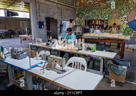 La sala da cucire per rifinire i prodotti tessuti presso Hilandería Warmi, una tessitura a Palpalá, Argentina. Foto Stock