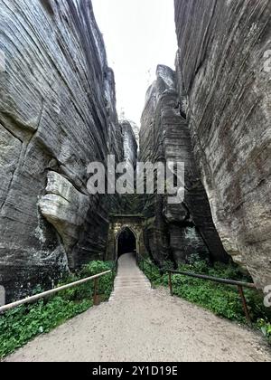 Parco nazionale delle rocce di Adrspach Teplice. Catena montuosa Adrspach Teplice Rocks nel Sudetes centrale, parte delle Table Mountains. Bellissima san in pietra calcarea Foto Stock