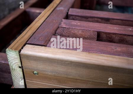 Costruzione in legno per terrazze, tavole, viti e pali. Foto Stock