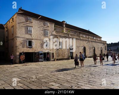 Arsenale di Hvar da Piazza Santo Stefano in un pomeriggio di sole città di Hvar, Dalmazia Croazia Foto Stock