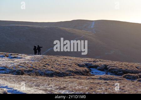 Due persone si affacciano sul Bannau Brycheiniog/Brecon Beacons sotto un bel sole. Preso da Cribyn, verso fan Y Big. Foto Stock