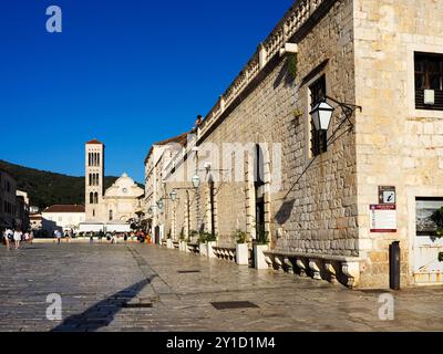 Arsenale di Hvar e Cattedrale di Santo Stefano in Piazza Santo Stefano città di Hvar Dalmazia Croazia Foto Stock