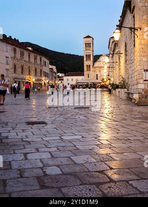 Piazza di Santo Stefano e Cattedrale al crepuscolo città di Hvar Hvar Dalmazia Croazia Foto Stock