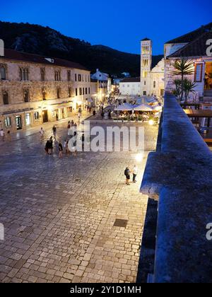 Piazza di Santo Stefano e Cattedrale al tramonto dall'Arsenale di Hvar città di Hvar Hvar Dalmazia Croazia Foto Stock