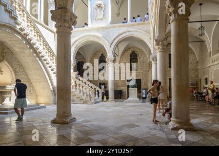 Turisti che visitano il Palazzo del Rettore, ex sede del Rettore della Repubblica di Ragusa nella città vecchia di Dubrovnik, Repubblica di Croazia il 27 agosto 202 Foto Stock