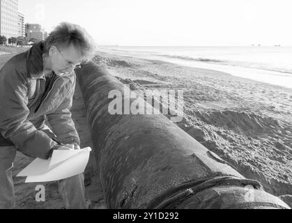 Donna caucasica, da 55 a 60 anni, che ispeziona un filone di condutture in un progetto di dragaggio a Myrtle Beach, South Carolina, USA. Foto Stock