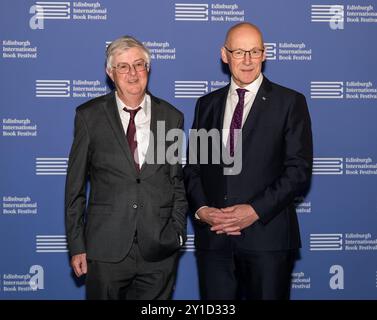 Ex primo ministro del Galles Mark Drakeford e primo ministro scozzese John Swinney, Edinburgh International Book Festival, Scozia, Regno Unito Foto Stock