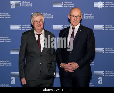 Ex primo ministro del Galles Mark Drakeford e primo ministro scozzese John Swinney, Edinburgh International Book Festival, Scozia, Regno Unito Foto Stock