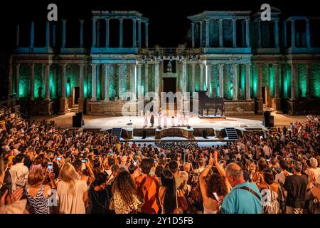 Merida, Spagna, 15 agosto 2024, il cast della commedia Tiresias prende un arco durante il festival del teatro classico a Merida, Spagna, agosto 2024, ambientato nel Foto Stock