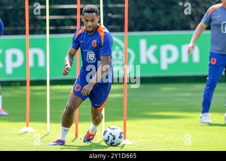 Zeist, Paesi Bassi. 6 settembre 2024. ZEIST, PAESI BASSI - 6 SETTEMBRE: Quinten Timber dei Paesi Bassi durante una sessione di allenamento della squadra di calcio olandese in vista della partita di UEFA Nations League tra Paesi Bassi e Bosnia ed Erzegovina al KNVB Campus il 6 settembre 2024 a Zeist, Paesi Bassi. (Foto di Broer van den Boom/Orange Pictures) credito: dpa/Alamy Live News Foto Stock