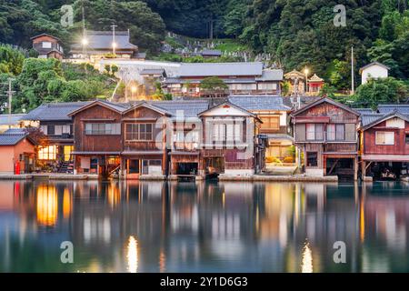 Kyoto, Giappone, presso le storiche funaya di Ine Bay al tramonto. Foto Stock