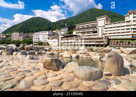 Gero, Gifu, Giappone presso il bagno pubblico all'aperto in pietra con bagni sullo sfondo. Foto Stock