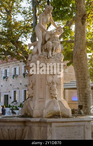 Fontana decorativa in pietra nella città vecchia di Dubrovnik, Croazia, il 27 agosto 2024 Foto Stock