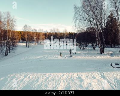 L'uomo stava nella neve a Rovaniemi, Lapponia Foto Stock