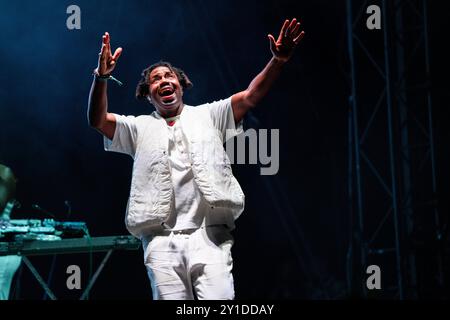 SAMPHA, CONCERTO, 2024: La cantautrice Sampha titola il Mountain Stage. Quarto giorno del Green Man Festival 2024 al Glanusk Park, Brecon, Galles, il 18 agosto 2024. Foto: Rob Watkins. INFO: Sampha è un cantante, cantautore e produttore britannico noto per la sua voce soul e la sua musica profondamente emotiva. Mescolando influenze elettroniche, R&B e indie, i suoi testi introspettivi spesso esplorano temi di perdita, identità e guarigione, guadagnandosi il plauso della critica e un seguito devoto. Foto Stock