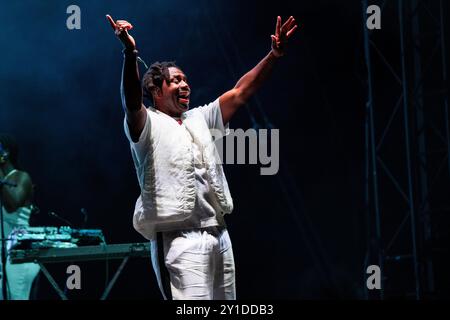 SAMPHA, CONCERTO, 2024: La cantautrice Sampha titola il Mountain Stage. Quarto giorno del Green Man Festival 2024 al Glanusk Park, Brecon, Galles, il 18 agosto 2024. Foto: Rob Watkins. INFO: Sampha è un cantante, cantautore e produttore britannico noto per la sua voce soul e la sua musica profondamente emotiva. Mescolando influenze elettroniche, R&B e indie, i suoi testi introspettivi spesso esplorano temi di perdita, identità e guarigione, guadagnandosi il plauso della critica e un seguito devoto. Foto Stock