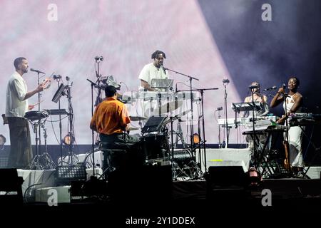 SAMPHA, CONCERTO, 2024: La cantautrice Sampha titola il Mountain Stage. Quarto giorno del Green Man Festival 2024 al Glanusk Park, Brecon, Galles, il 18 agosto 2024. Foto: Rob Watkins. INFO: Sampha è un cantante, cantautore e produttore britannico noto per la sua voce soul e la sua musica profondamente emotiva. Mescolando influenze elettroniche, R&B e indie, i suoi testi introspettivi spesso esplorano temi di perdita, identità e guarigione, guadagnandosi il plauso della critica e un seguito devoto. Foto Stock