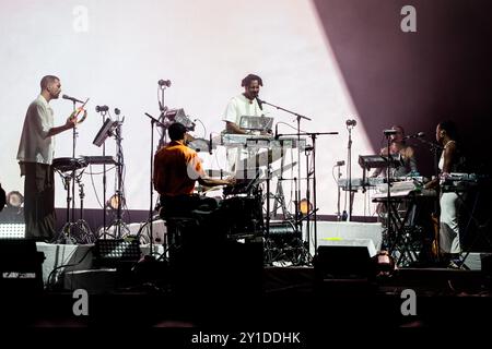 SAMPHA, CONCERTO, 2024: La cantautrice Sampha titola il Mountain Stage. Quarto giorno del Green Man Festival 2024 al Glanusk Park, Brecon, Galles, il 18 agosto 2024. Foto: Rob Watkins. INFO: Sampha è un cantante, cantautore e produttore britannico noto per la sua voce soul e la sua musica profondamente emotiva. Mescolando influenze elettroniche, R&B e indie, i suoi testi introspettivi spesso esplorano temi di perdita, identità e guarigione, guadagnandosi il plauso della critica e un seguito devoto. Foto Stock