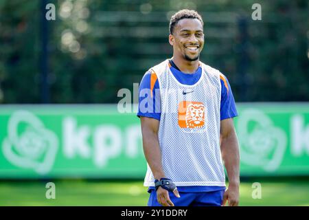 Zeist, Paesi Bassi. 6 settembre 2024. ZEIST, PAESI BASSI - 6 SETTEMBRE: Jurrien Timber dei Paesi Bassi sorride durante una sessione di allenamento della squadra di calcio olandese in vista della partita di UEFA Nations League tra Paesi Bassi e Bosnia ed Erzegovina al KNVB Campus il 6 settembre 2024 a Zeist, Paesi Bassi. (Foto di Broer van den Boom/Orange Pictures) credito: dpa/Alamy Live News Foto Stock