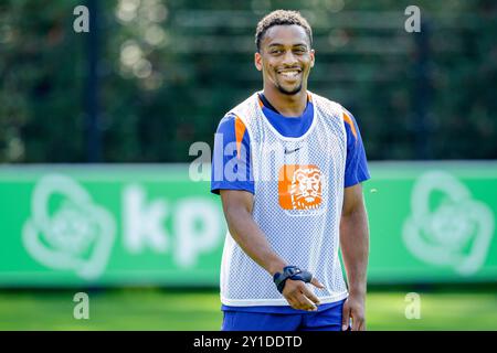 Zeist, Paesi Bassi. 6 settembre 2024. ZEIST, PAESI BASSI - 6 SETTEMBRE: Jurrien Timber dei Paesi Bassi sorride durante una sessione di allenamento della squadra di calcio olandese in vista della partita di UEFA Nations League tra Paesi Bassi e Bosnia ed Erzegovina al KNVB Campus il 6 settembre 2024 a Zeist, Paesi Bassi. (Foto di Broer van den Boom/Orange Pictures) credito: dpa/Alamy Live News Foto Stock