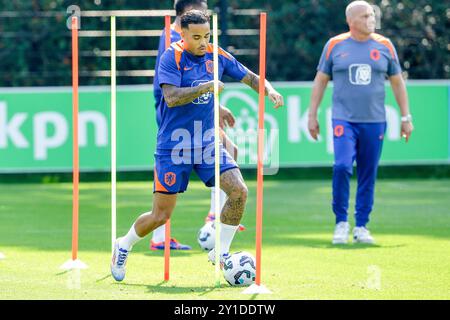 Zeist, Paesi Bassi. 6 settembre 2024. ZEIST, PAESI BASSI - 6 SETTEMBRE: Justin Kluivert dei Paesi Bassi durante una sessione di allenamento della squadra di calcio olandese in vista della partita di UEFA Nations League tra Paesi Bassi e Bosnia ed Erzegovina al KNVB Campus il 6 settembre 2024 a Zeist, Paesi Bassi. (Foto di Broer van den Boom/Orange Pictures) credito: dpa/Alamy Live News Foto Stock